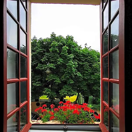 Le Coin Des Artistes Bed & Breakfast 3*